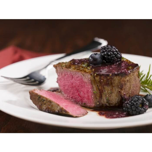 Solomillo de ternera con salsa de vino tinto y bayas silvestres