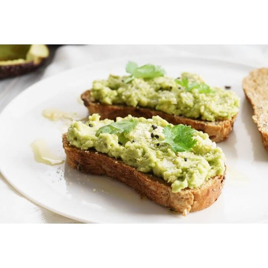 Tostada de aguacate con tahini y mantequilla oscura